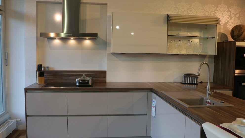 Häcker _ Küche mit Halbinsel