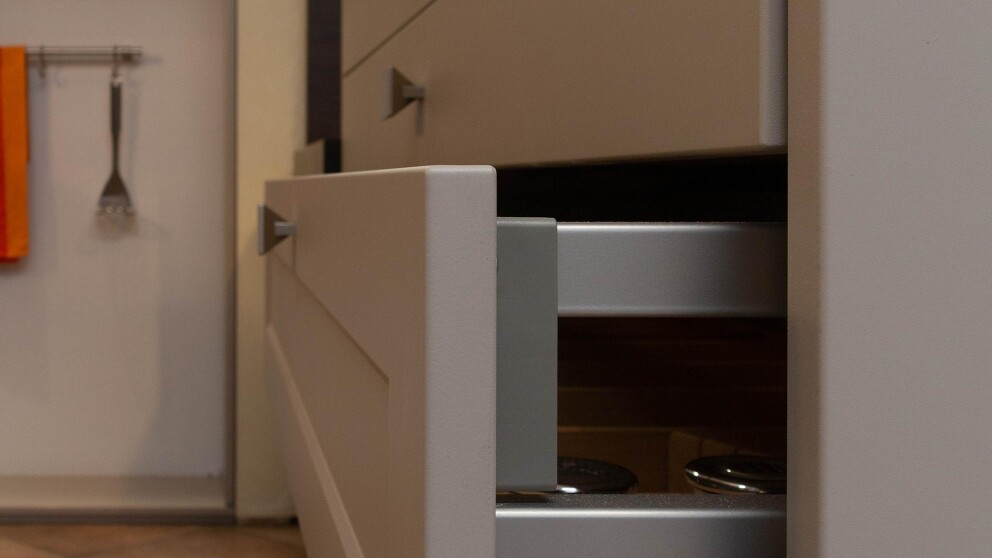 Front magic grau. Platzwunder durch 110cm breite Schubladen. Edelstahl Griff-Knöpfe.